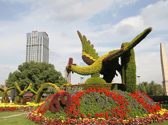 杭州余杭國(guó)慶主題綠雕“百鳥朝鳳”