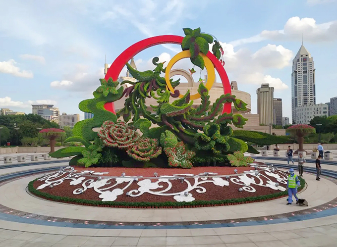 國慶立體花壇上海市人民廣場“鳳飛祥舞，日月同輝”04-上海黃浦官方微信.webp.jpg
